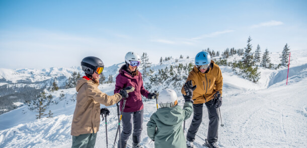     Družina na smučanju na smučarskem območju Ski Juwel Alpbachtal Wildschönau 